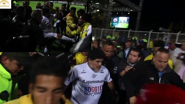 بالفيديو والصور:مارادونا يركل أحد الحكام ويكسر كاميرا أحد المصورين أثناء مباراة خيرية من أجل السلام