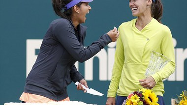بالصور| هينجيز وميرزا إلى صدارة تصنيف لاعبات التنس في الزوجي