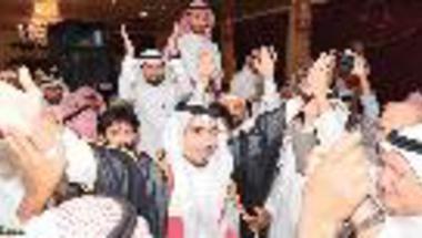 صحيفة عكاظ | الدنيا رياضة | منصور يحتفل بصعود الوحدة «ليلة زفافه»