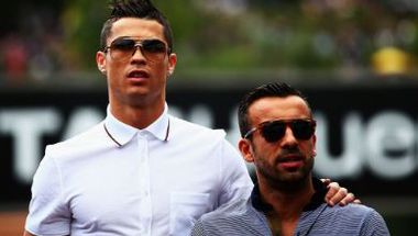 رونالدو يظهر مع عارضة أزاء خارقة الجمال في سباق للفورمولا 1