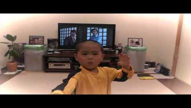 بالفيديو..طفل ياباني يجذب 3 ملايين مشاهدة بحركات "بروس لي"