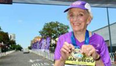 هارييت تومسون (92 عاما) أول سيدة مسنة تكمل ماراثون سان دييغو