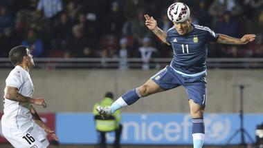 رأسية أغويرو تمنح الأرجنتين فوزا صعبا أمام الأوروغواي