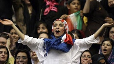 إيرانيات يحضرن مباراة في الكرة الطائرة