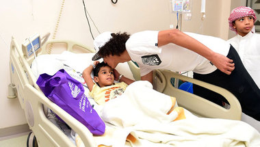لاعبو العين يشاركون الأطفال فرحة رمضان في مستشفى توام