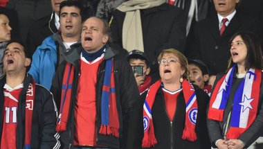 بالصور| كالعادة.. رئيسة تشيلي تؤازر منتخب بلادها بنصف نهائي "كوبا أمريكا"