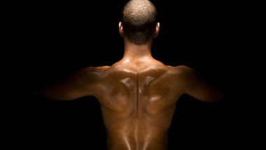 أفضل 8 تمارين كابل لعضلات ظهر قوية