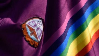 صور.. ثاني فريق إسباني يدعم المثليين بألوان قوس قزح!