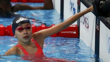 فيديو - السباحة البحرينية الطفلة الزين طارق تثير جدلا واسعا حول السن القانوني للاعبين