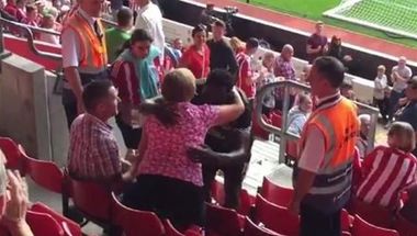 فيديو - في لقطة انسانية.. لوكاكو يحضن سيدة ارتطمت الكرة بها قبل مباراة إيفرتون وساوثامبتون