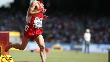 عداء يمني يركض حافي القدمين في بطولة العالم لألعاب القوى