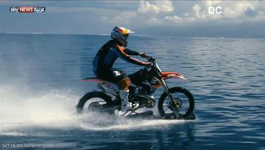 أسترالي يقود دراجة نارية فوق الأمواج 