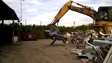 فيديو .. محزن لعملية تدمير سيارة مرسيدس بنز SLS AMG