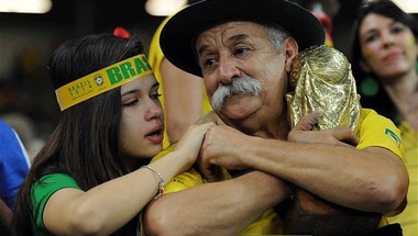 وفاة مشجع المنتخب البرازيلي الأشهر ورمز ألام البرازيليين بعد السقوط أمام ألمانيا