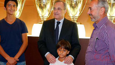رئيس ريال مدريد يُكرم اللاجئ السوري الذي ركلته المصورة المجرية
