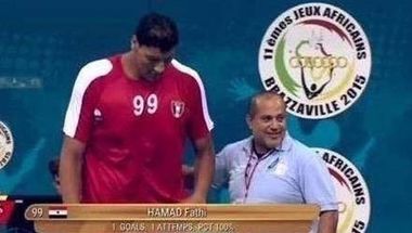 كان لاعب كرة سلّة وطوله 2،25 متر:عملاق مصري ينتظر المنتخب الوطني لكرة اليد