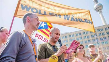 الحكومة الإسبانية تتهم غوارديولا بالتلاعب السياسي في قضية استقلال كتالونيا