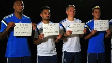 لاعبو المنتخب الألماني يتضامنون مع اللاجئين السوريين