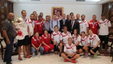 وزير الشباب يستقبل منتخب تونس لكرة اليد الشاطئية المتوج بذهبية « بيسكارا »
