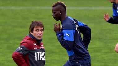 "العنصرية" سبب مشاكل بالوتيلي مع الكرة الإيطالية