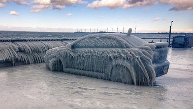 صور وفيديو: سيارة ميتسوبيشي تتحول إلى كتلة جليد بفعل موجة البرد!