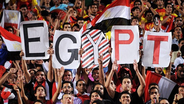 قنبلة غاز "بالخطأ" تتسبب في إيقاف مباراة مصر وليبيا