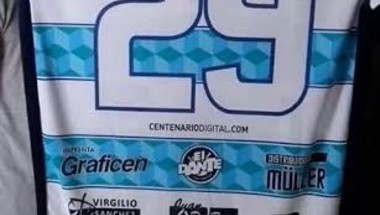 قميص فريق في الأرجنتين يحوي 32 علامة إشهارية
