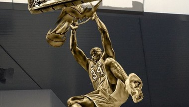 تكريم العملاق شاكيل أونيل بتمثال مع أساطير لايكرز