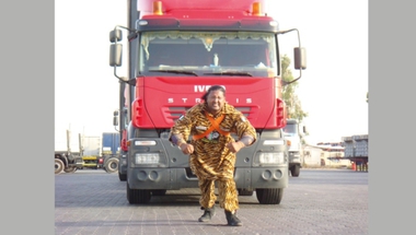 «شمشون الإمارات» يستعد لسحب شاحنة «12 طناً» بشعره