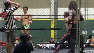 براد مادوكس يصارع مباراته الأولى منذ رحيله عن WWE داخل قفص ( فيديو )