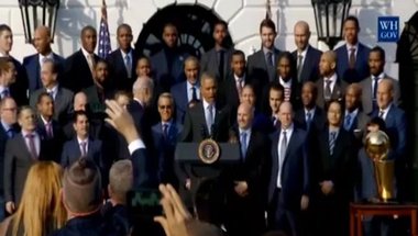 فيديو.. الرئيس الأمريكي يكرم فريق كافاليرز بعد إنجازه