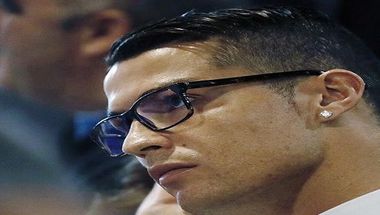 نظارة كريستيانو رونالدو تثير أزمة في ريال مدريد