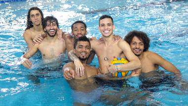 لاعبو الوصل يستعدون للأهلي بـ «السباحة»
