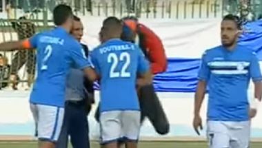 على طريقة زيدان.. مشجع جزائري يقتحم الملعب و"ينطح" حكما (فيديو)