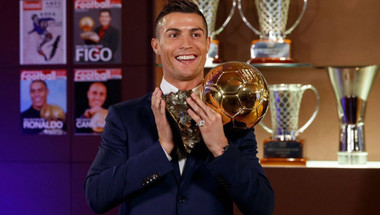 بعد أيام على تتويجه بالكرة الذهبية، رونالدو يتوج بجائزة "غلوب سوكر" لأفضل لاعب في العالم
