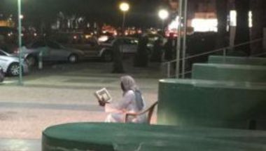 مشجع أهلاوي يقرأ القرآن عند بوابة الأهلي