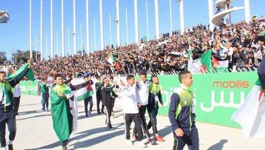 بالفيديو.. الجزائريون يشجعون منتخب فلسطين ضد بلادهم