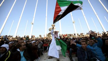 احتفالات في الجزائر بالفريق الفلسطيني لكرة القدم