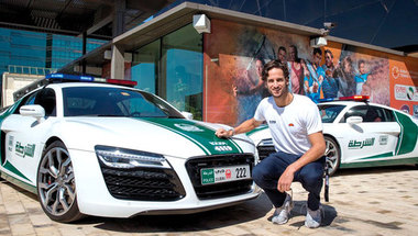 لوبيز يختبر أقوى سيارات شرطة دبي