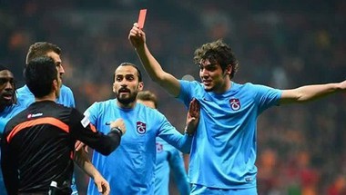 لاعب تركي يشهر البطاقة الحمراء في وجه الحكم !