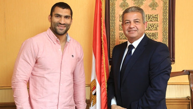 وزير الرياضة يستقبل بطل الجودو رمضان درويش