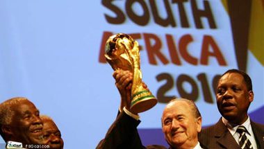 الفيفا "الضحية" يتهم جنوب أفريقيا بدفع رشوة للفوز بتنظيم مونديال 2010