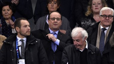 الرئيس الفرنسي يحضر المباراة الأولى لبلاده في ستاد دو فرانس منذ الاعتداءات