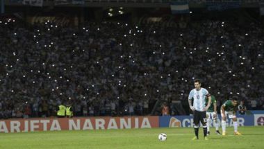 ميسي يقترب من لقب الهداف التاريخي لمنتخب الأرجنتين