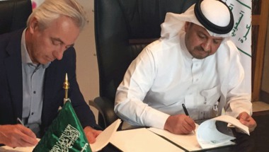 بالصور.. فان مارفيك يجدد عقده مع الأخضر السعودي
