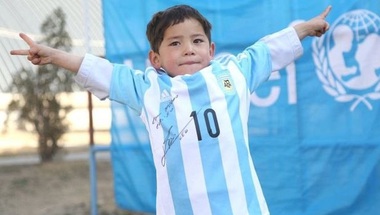 ميسي يرسل للطفل الأفغاني كرة قدم وقميصاً