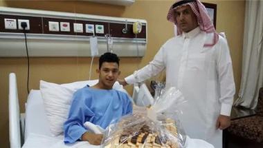 مدير المنتخب السعودي للشباب يزور اللاعب متعب الحماد بالمستشفى