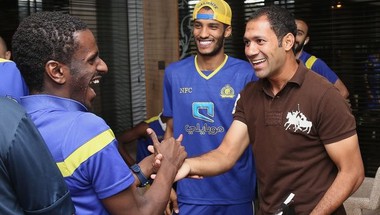بالصور : رئيس النصر يقيم مأدبة عشاء للبعثة ونجم الفريق السابق يدعم اللاعبين