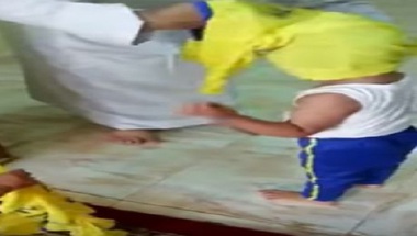 فيديو .. مشجع نصراوي يجبر طفليه على خلع قميص الهلال ويلقيها في سلة المهملات