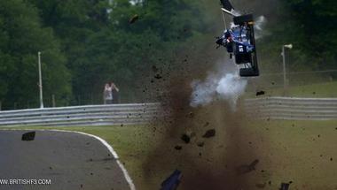 ينجو من الموت بأعجوبة في سباقات "فورمولا 3"